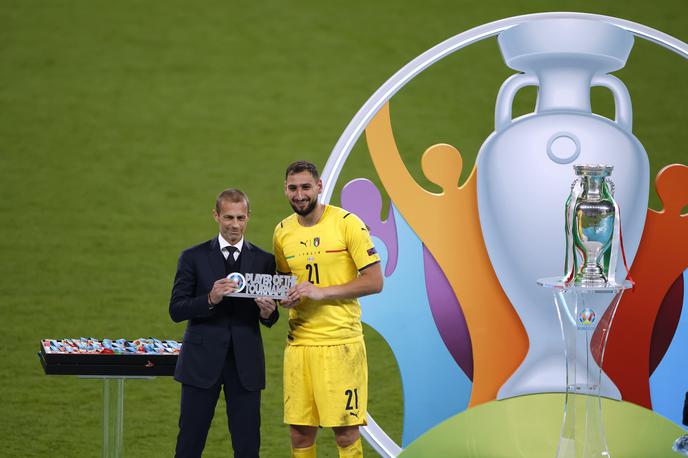 Gianluigi Donnarumma | Aleksander Čeferin je po nedeljskem dvoboju v Londonu okronal še najboljšega igralca prvenstva, Gianluigija Donnarummo. | Foto Reuters