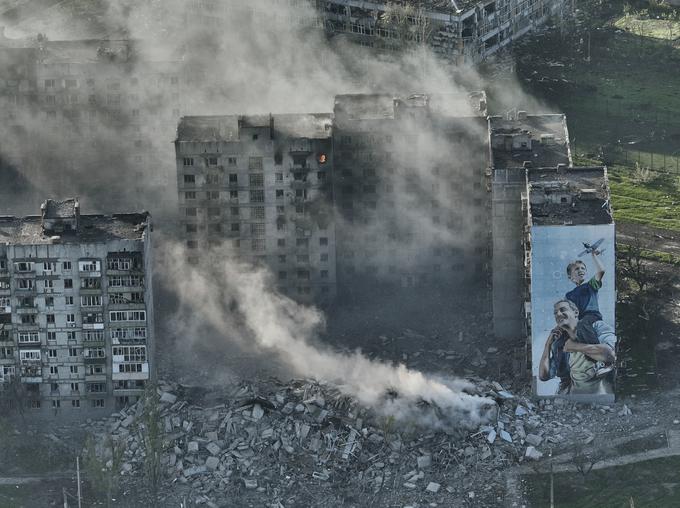 Rusija je uničevalne jadralne bombe najprej začela uporabljati za napade na utrjene ukrajinske položaje v ključnih mestih na fronti, kot sta bila Bahmut (na fotografiji) in Avdijka.  | Foto: Guliverimage