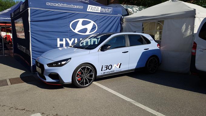 Novi hyundai i30N v servisnem prostoru ob Claudiu De Ceccu | Foto: Gregor Pavšič