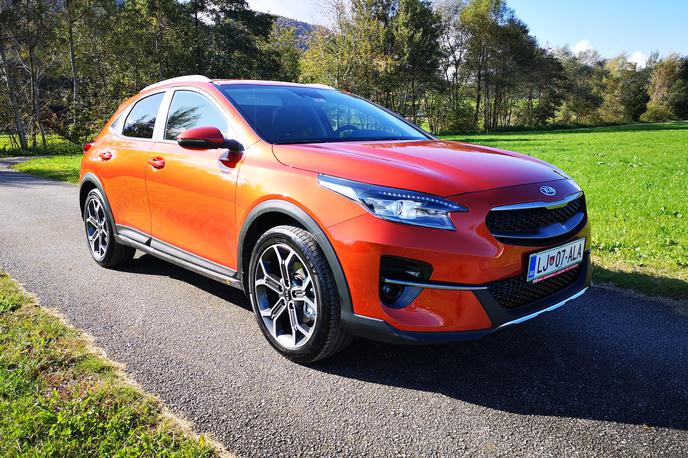 kia xceed | Presenetljivo, toda z novim ceedom si xceed (karoserijsko) deli zgolj sprednja vrata. Novi model je 8,5 centimetra daljši, ohranil je isto medosno razdaljo, občutno je tudi višji.  | Foto Gregor Pavšič