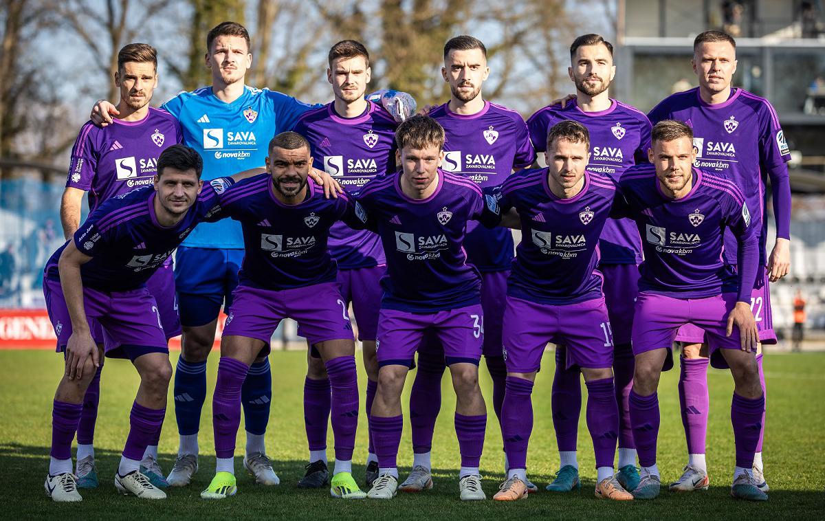 Maribor | Nogometaši Maribora so bili v Murski Soboti na dobri poti do zmage nad Muro, nato pa jim je načrte pokvarila nešportna poteza navijačev. | Foto Jure Banfi/alesfevzer.com