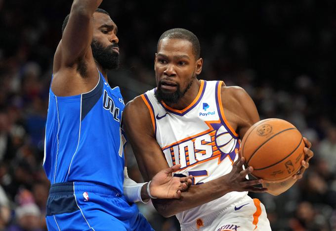 Kevin Durant je bil s 16 točkami (met iz igre 4/11) šele četrti strelec svoje ekipe. Dodal je še 8 skokov, 7 asistenc, a tudi šest izgubljenih žog. | Foto: Reuters