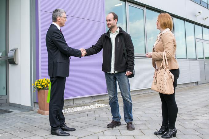 Nagrajenca Boštjana Strnada in njegovo ženo Simono Ivanovič je sprejel direktor MIK-a Franci Pliberšek. | Foto: Klemen Korenjak