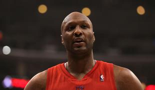 Lamar Odom se še vedno bori za življenje