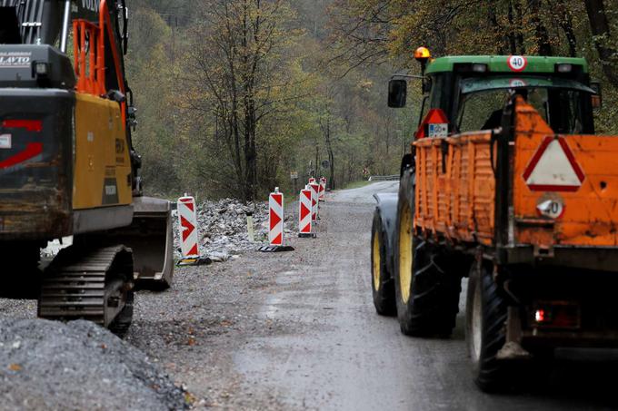 Sanacija poškodovane ceste.
 | Foto: Matic Prevc/STA