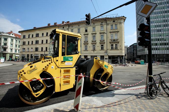 Asfaltiranje | Asfaltiranje je ena izmed volivcem zelo všečnih potez, ki daje tudi otipljive rezultate. | Foto STA