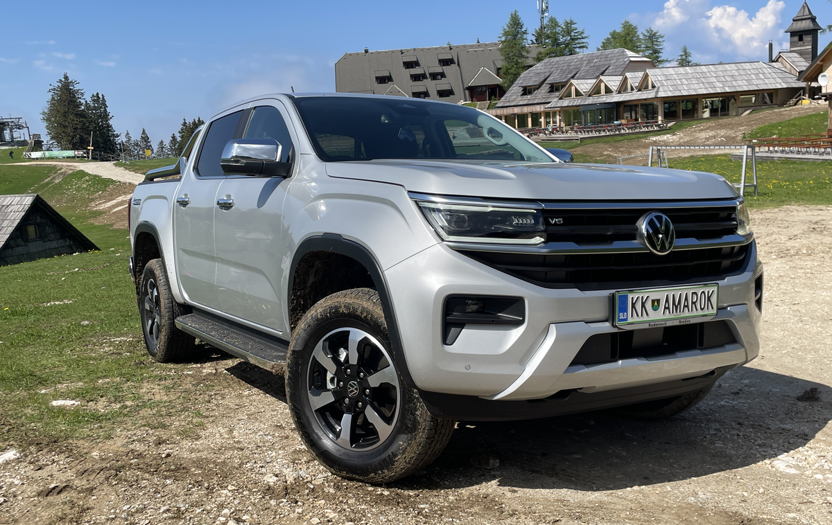 Volkswagen amarok | Amarok je dolg 5,35 metra. V dolžino je daljši za skoraj deset centimetrov (9,6 cm), za 17,3 centimetra so podaljšali podvozje in posledično so zdaj precej krajši tudi previsi.  | Foto Gregor Pavšič