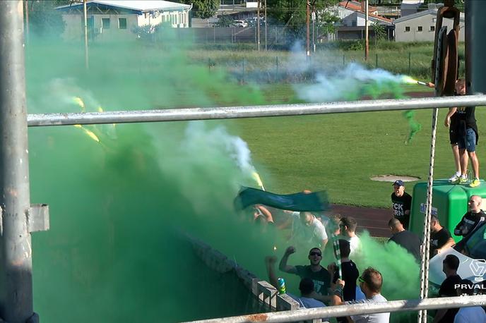 Green Dragons Sežana | Navijači Olimpije so s pirotehničnim vložkom poskrbeli za nekajminutno zamudo začetka tekme. | Foto Planet TV