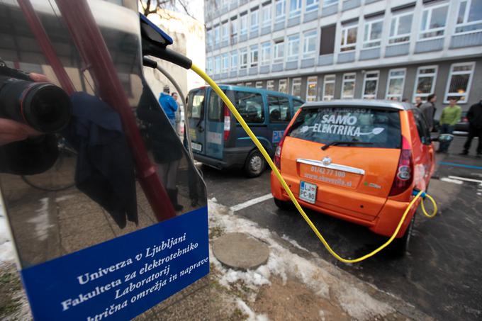 Okoljske obremenitve na Kitajskem narejenih akumulatorjev so za skoraj tretjino višje kot pri primerljivih akumulatorjev, narejenih v ZDA. | Foto: Simon Plestenjak