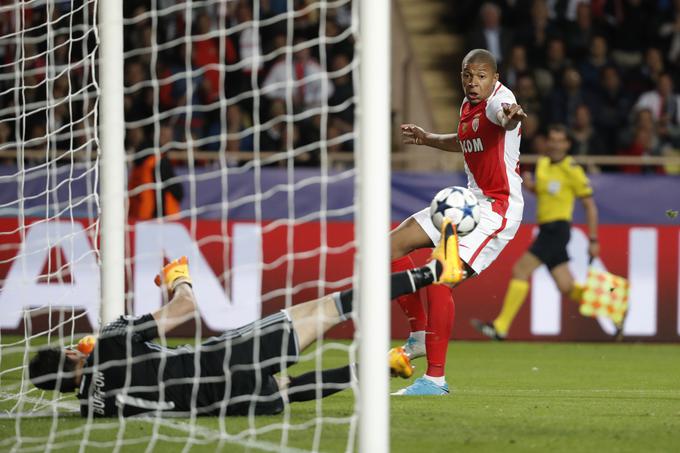 Ena izmed obramb Gianluigija Buffona, ko se je v priložnosti znašel Kylian Mbappe. | Foto: Reuters