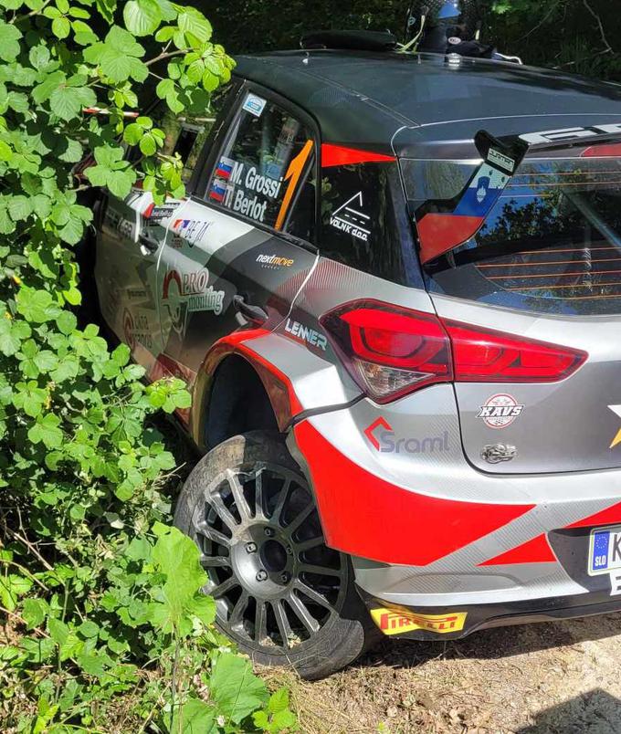 Poškodovano kolo na dirkalniku Marka Grossija in Tare Berlot (hyundai i20 R5). | Foto: osebni arhiv