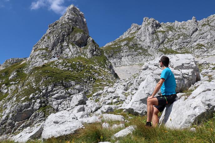 Zavetišče pod Špičkom | Špiček in zavetišče pod Špičkom visoko nad Zgornjo Trento. | Foto Matej Podgoršek