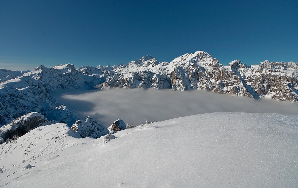 Julijske Alpe pozimi | V slovenskih gorah je letos umrlo že osem ljudi, od tega sedem zaradi zdrsa oz. padca in eden zaradi zdravstvenih težav. | Foto Aleš Zdešar, arhiv javnega zavoda Triglavski narodni park