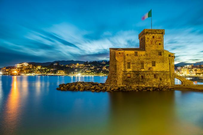 Razmejitveni sporazum oziroma mirovna pogodba med Italijo in Kraljevino SHS o meji so podpisali 12. novembra v obmorskem mestu v Liguriji z imenom Rapallo (na fotografiji). S pogodbo je Italija med drugim dobila tretjino slovenskega narodnega ozemlja, na katerem je pozneje začela načrtno poitalijančevanje. Jabolko spora med državama je bila zlasti Reka, ki so jo zahtevali Italijani. Kraljevino SHS je podpiral ameriški demokratski predsednik Woodrow Wilson, a po porazu njegovih demokratov na ameriških predsedniških volitvah, 2. novembra 1920, je jugoslovanska država ostala brez zaveznika (za poraz demokratskega predsedniškega kandidata Jamesa M. Coxa so bili krivi tudi ameriški volivci italijanskega rodu, ki so zaradi Wilsonove podpore namenoma glasovali za republikanca Warrena G. Hardinga). Reka je postala samostojna država, a z italijanskim vojaškim nadzorom. Leta 1924 je Reka tudi uradno postala del takrat že fašistične Italije. | Foto: Guliverimage