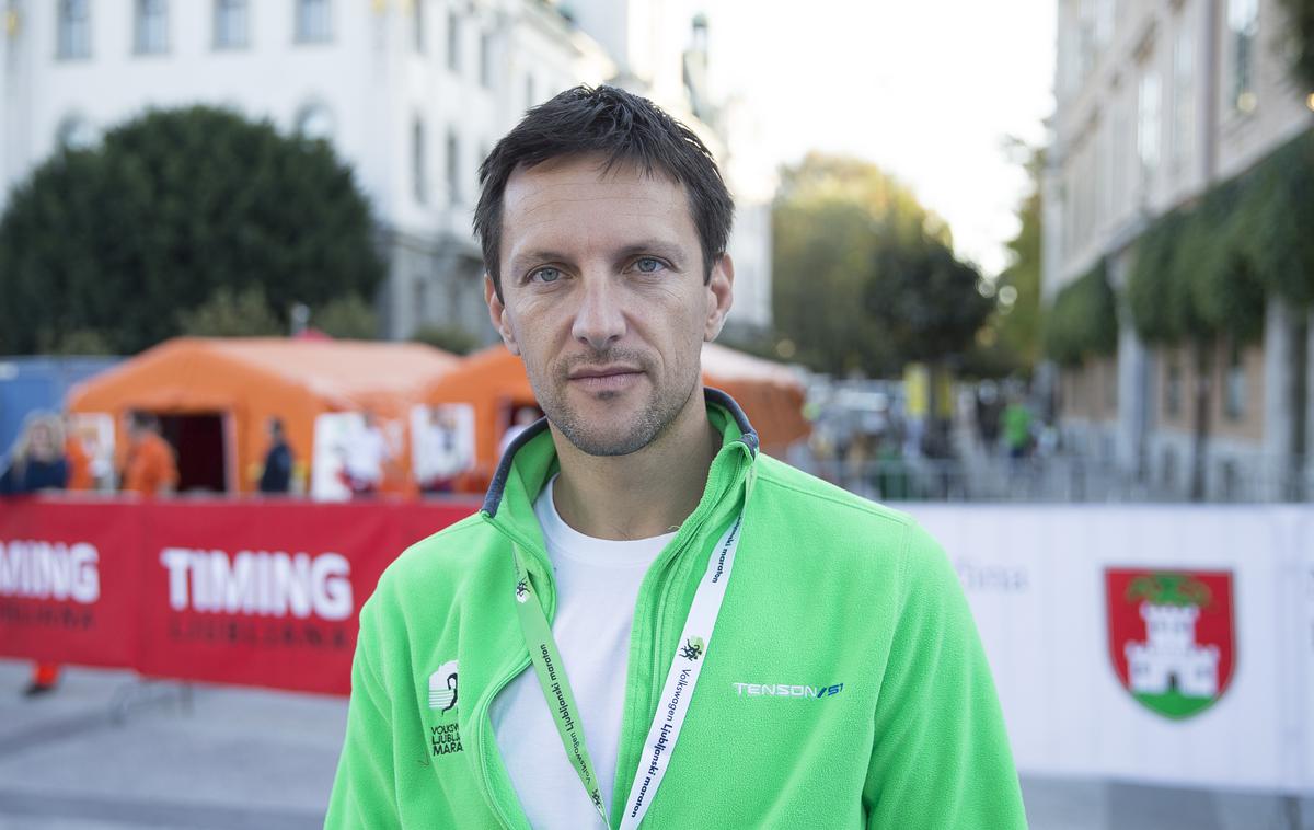 Peter Radšel prva pomoč ljubljanski maraton | Peter Radšel, koordinator zdravstvene oskrbe na 24. Ljubljanskem maratonu, je lahko zadovoljen. S težjimi zdravstvenimi primeri se letos niso srečali, so pa poskrbeli za prevoz porodnice v porodnišnico. | Foto Ana Kovač