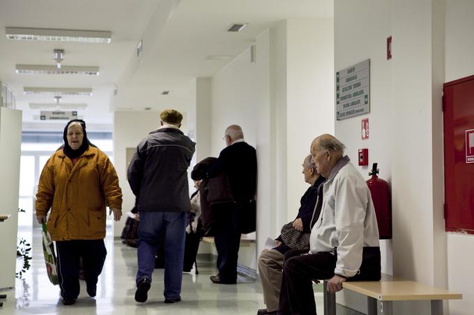 V okviru predloga zakona o pacientovih pravicah Kolar Celarčeva predlaga novo stopnjo nujnosti na napotnici - poleg nujno, hitro in redno še zelo hitro, po kateri bodo bolniki obravnavani v dveh tednih. | Foto: Matej Leskovšek