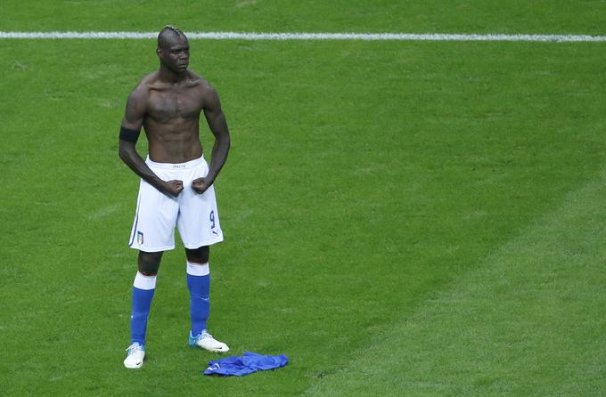 Mario Balotelli je na evropskem prvenstvu 2012 zabil tri gole. Dva pri zmagi nad Nemčijo z 2:1 v polfinalu. | Foto: Reuters