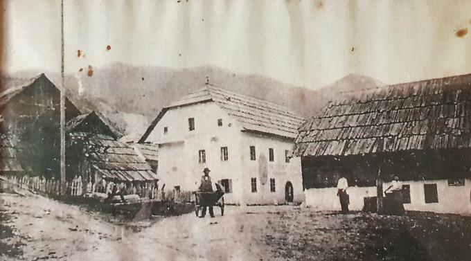 Na kraju, kjer danes stoji hotel, je bilo nekdaj gospodarsko poslopje.  | Foto: 