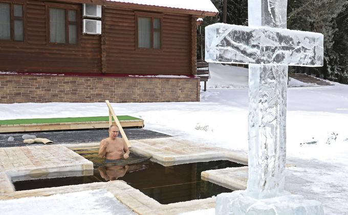 Vladimir Putin se Rusom predstavlja kot globoko veren pravoslavni kristjan. Ruska pravoslavna cerkev je tudi njegova velika zaveznica. Na fotografiji vidimo Putina, ki se je 19. januarja lani na pravoslavni praznik Gospodovega krsta potopil v mrzlo vodo v nekem ruskem pravoslavnem samostanu. Okoli vratu nosi križ, ki ga naj bi nosil tudi v času, ko je bil agent KGB (seveda je zelo težko preveriti, ali je to res ali le izmišljeno).  | Foto: Guliverimage/Vladimir Fedorenko