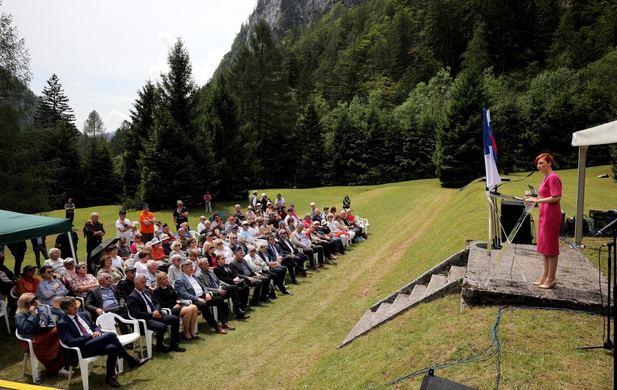 spominsko obeležje Ljubelj | Delovno taborišče Ljubelj, ki je bilo ena od 49 podružnic koncentracijskega taborišča Mauthausen, so vzpostavili na slovenski in avstrijski strani prelaza Ljubelj za gradnjo predora, ki naj bi izboljšal prometne poti nemške vojske do Jugoslavije. Na današnji spominski slovesnosti je zbrane nagovorila ministrica za kulturo Asta Vrečko.  | Foto STA