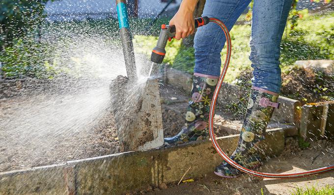 Pet različnih nastavitev – od mehke meglice do močnega curka – poskrbi za zalivanje ali čiščenje. | Foto: 