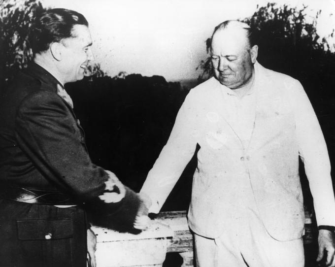 Vodja jugoslovanskih komunističnih partizanov Josip Broz Tito in britanski premier Winston Churchill na srečanju v Neaplju poleti 1944 | Foto: Getty Images