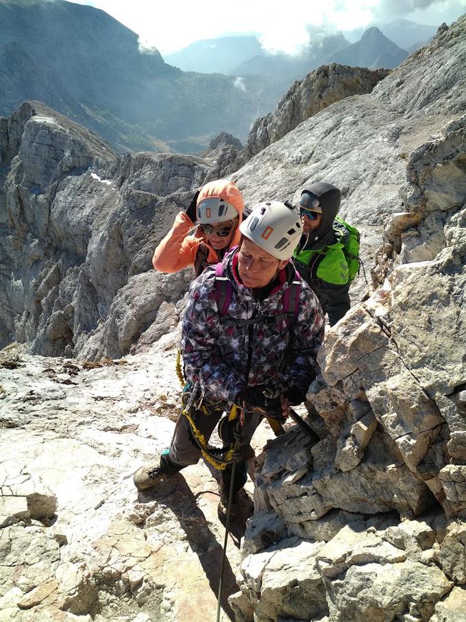 Irena Temlin se je na Triglav povzpela v družbi hčerke Tjaše, Petra Polesa iz oddaje Dan najlepših sanj in gorskih vodnikov Šorna in Luke Stražarja.  | Foto: osebni arhiv/Lana Kokl