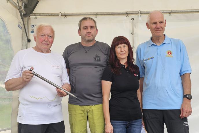 naj planinska pot 2024 | Na fotografiji Zdravko Bodlaj, načelnik odseka za planinske poti PD Kamnik, Andrej Mlinar, predsednik PD Mežica, Tonja Vinkl Vončina, vodja poslovne enote Slovenj Gradec v Zavarovalnici Triglav, in Jože Rovan, predsednik Planinske zveze Slovenije.  | Foto Manca Ogrin/PZS