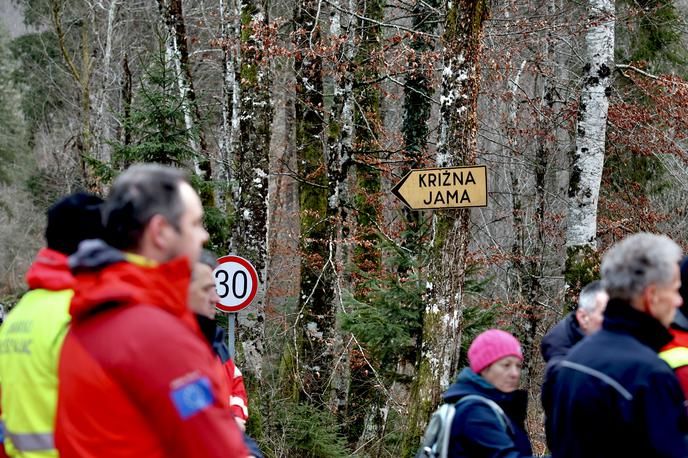 Izjava Križna jama | Poleg dveh izkušenih jamarjev je bila v Križni jami ujeta tudi tričlanska družina. | Foto Ana Kovač