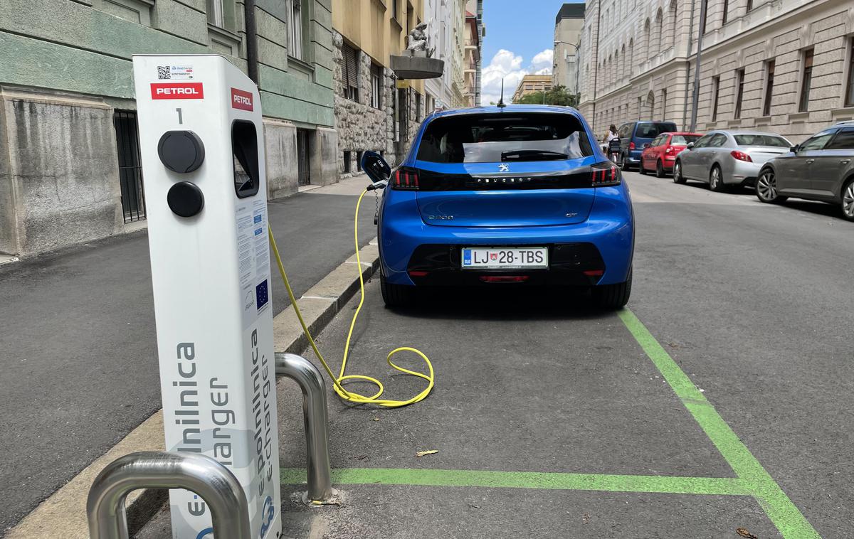 Peugeot e 208 električna polnilnica | Tisoč kilometrov smo z električnim avtomobilom prevozili izključno z uporabo javne polnilne infrastrukture. | Foto Gregor Pavšič