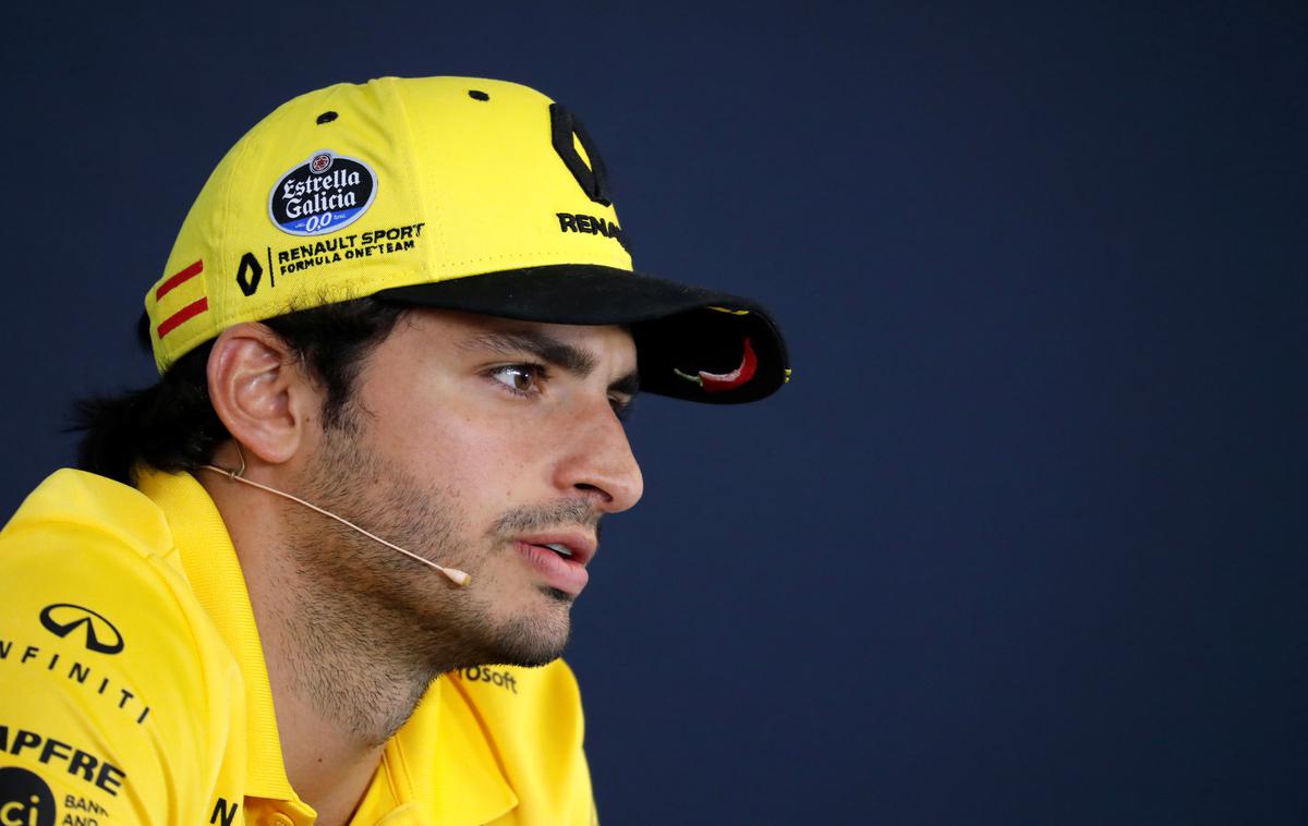 Carlos Sainz jr. | Španec Carlos Sainz mlajši se nahaja pred vrati Ferrarija. | Foto Reuters