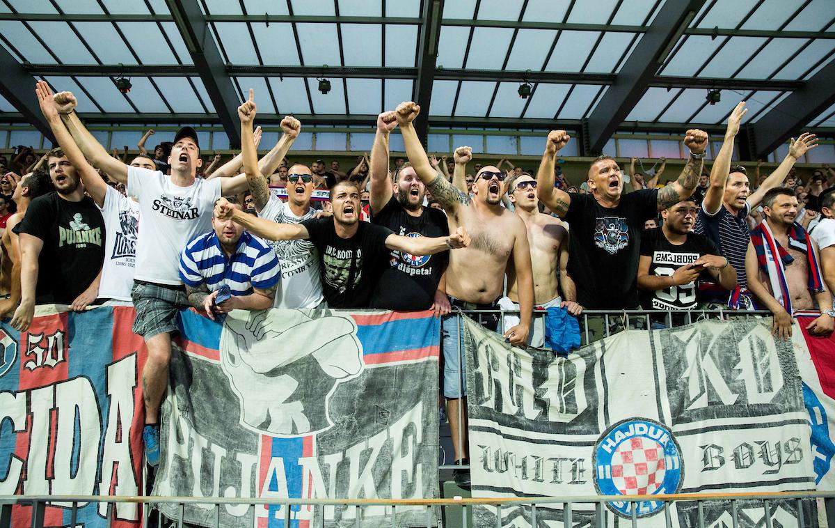 Torcida Split | Tako je bilo na Bonifiki leta 2015, ko sta se Koper in Hajduk pomerila na evropski tekmi, na Bonifiki pa je bilo ogromno hrvaških navijačev. Kanarčki so takrat zmagali s 3:2, a nato na povratni tekmi na Poljudu izgubili z 1:4 in izpadli. | Foto Vid Ponikvar