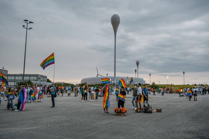 Nemčija Madžarska | Pred stadionom so v sredo prevladovale mavrične barve. | Foto Guliverimage