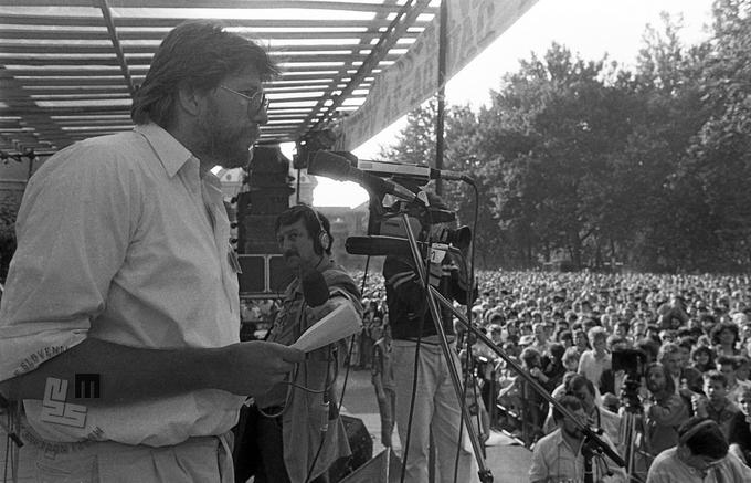 Bavčar kot predsednik odbora za varstvo človekovih pravic na zborovanju v podporo četverici na današnjem Kongresnem trgu 21. junija 1988. Ob njem so bili v odboru še Bojan Korsika, Igor Omerza, Alenka Puhar, Gregor Tomc, Spomenka Hribar, Lojze Peterle, Dušan Keber, Slavoj Žižek, Matevž Krivic, Anton Stres in drugi. Hrani: Muzej novejše zgodovine Slovenije.  | Foto: Tone Stojko, hrani Muzej novejše zgodovine Slovenije