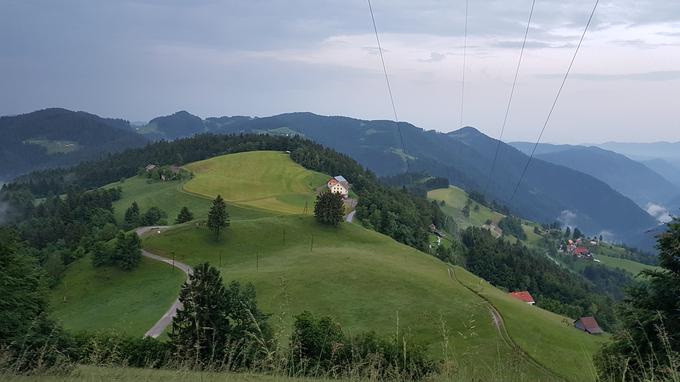 Obe zajetji sta na fotografiji v območju, kamor vodijo daljnovodi. | Foto: Metka Prezelj