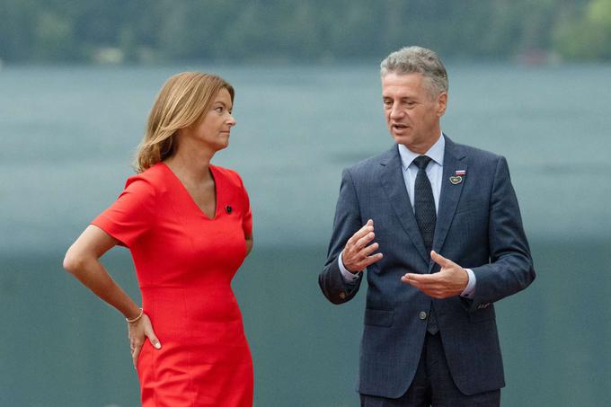 Slovenska zunanja ministrica Tanja Fajon in premier Robert Golob sta pred odprtjem BSF sprejela nekaj voditeljev držav ob Blejskem jezeru, a jima je nato močan dež prekrižal načrte. Sprejem se je nato preselil v notranjost Festivalna dvorane, ki gosti BSF. | Foto: Matic Prevc/STA