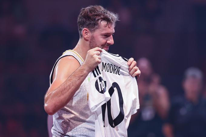 Goran Dragić je prejel atraktivno darilo iz Madrida, ki ga je podaril Luka Modrić.  | Foto: www.alesfevzer.com