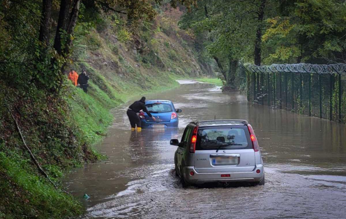 Reka Kolpa poplavlja. Poplave. | Že več kot desetletje sodelujejo z reševalci, da bi razvili tehnologijo in programe, ki pomagajo ohranjati ljudi varne, obveščene in izven nevarnosti, so zapisali v podjetju. | Foto Bojan Puhek