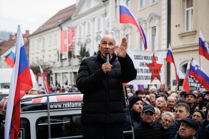 Janez Janša protest | Opozicijski prvak Janez Janša na političnem shodu pred celjskim sodiščem  | Foto STA