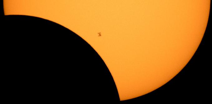 Silhueta Mednarodne vesoljske postaje pred Soncem | Foto: Reuters