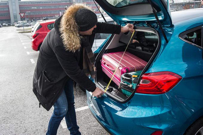 Poudarjamo, da uradna prostornina pogosto ne kaže realne slike prostornosti prtljažnika.  Da so dobri tako ali drugače, torej v praksi in teoriji, so potrdili le volkswagen polo  in v večjem delu seat ibiza in škoda fabia.  | Foto: PRIMA