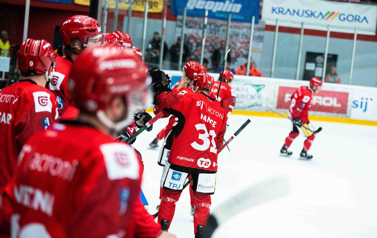 HDD Jesenice Asiago 4. tekma finala Alpske lige Eric Pance | Vse do 56. minute je rezultat na semaforju med Jeseničani in Celjani kazal 2:2, nato pa so železarji povedli in z zadetkom Erica Panceta v prazen gol postavili končni rezultat. | Foto Peter Podobnik/Sportida