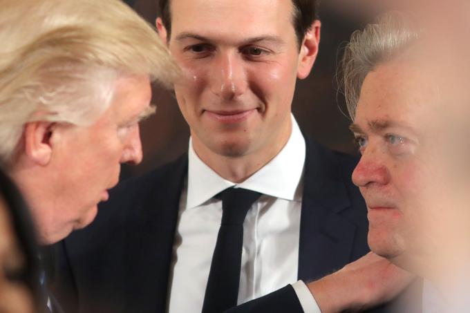 V Beli hiši je bil najprej Trumpov glavni svetovalec Steve Bannon, ki pa ga je Trump že leta 2017 dal na čevelj. Glavni Trumpov svetovalec je potem postal njegov zet Jared Kushner. Ta je ostal ob Trumpovi strani vse do konca mandata. Z njim je Trump lani tudi dosegel otoplitev odnosov med Izraelom in nekaterimi arabskimi državami (Abrahamov sporazum). | Foto: Reuters