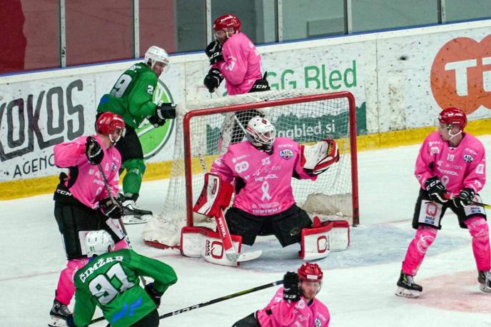 Hdd Jesenice HK Olimpija | Hokejisti Jesenic in Olimpije so v četrtek še drugič v enem tednu prekrižali palice in remizirali (2:2). Po derbiju so rezultat prišteli rezultatu uvodnega alpskega derbija (zmaga Olimpije s 6:1) in podelili prve točke. Te so osvojili Ljubljančani. | Foto HK SŽ Olimpija