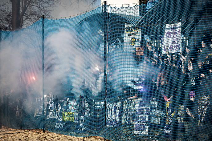 Mura Maribor | Začasna izguba sluha, močni glavoboli, opekline po nogah pri dveh nogometaših so zgolj nekatere od posledic incidenta navijačev Maribora. | Foto Jure Banfi/alesfevzer.com