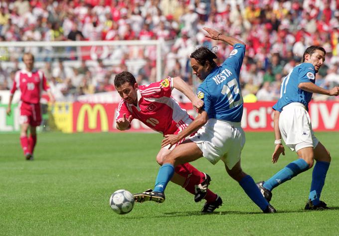 Nekdanji turški reprezentant Sergen Yalcin v dvoboju z Italijanom Alessandrom Nesto. | Foto: Guliverimage/Getty Images