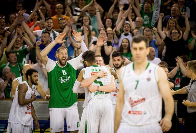 Košarkarji Uniona Olimpije so v drugem polčasu pokazali povsem drugačen obraz in grizli v obrambi. | Foto: Vid Ponikvar