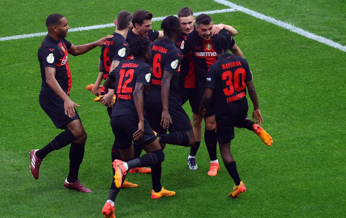 Granit Xhaka Bayer Leverkusen | Nekdanji član Arsenala Granit Xhaka je je v 16. minuti zadel za vodstvo Bayerja, ki je ob koncu polčasa ostal z igralcem manj. | Foto Reuters