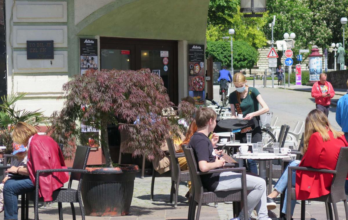 Gostinski lokal | V turizmu in gostinstvu bi okvirni mesečni strošek testiranja na 48 ur v majhnem podjetju znašal okoli 1.700 evrov, v velikem podjetju pa okoli 125 tisoč evrov. | Foto STA