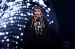 Madonna zaradi hudih bolečin odpovedala koncerte #video